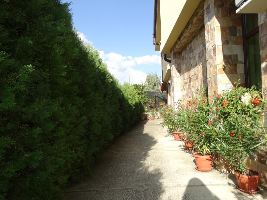 ספרבה בניה Guest House Ivel מראה חיצוני תמונה